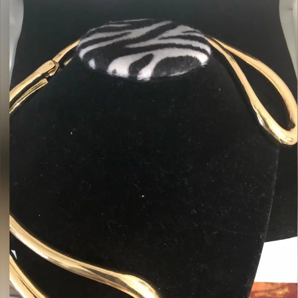 House of Harlow 1960 gold tone double bar curved hinged choker style necklace - Picture 9 of 14